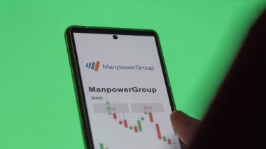 26 Mart 2024, ManpowerGroup logosu bir holdeki beyaz bir duvarda..
