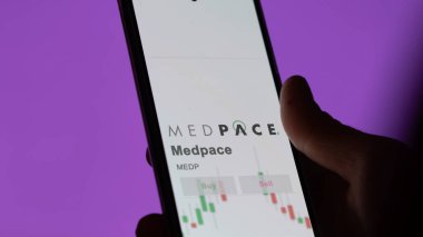 26 Mart 2024, Medpace logosu bir salon binasının beyaz duvarında, $MEDP 'nin kapalı alan markası..