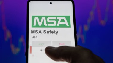 26 Mart 2024, MSA Güvenlik logosu. Salon binasının beyaz bir duvarında. MSA markası..