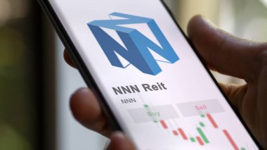 26 Mart 2024, NNN Reit 'in logosu salon binasındaki beyaz bir duvarda, NNN markası..