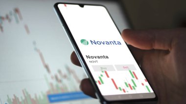 26 Mart 2024, Novanta logosu bir holdeki beyaz bir duvarda, NOVT markası..