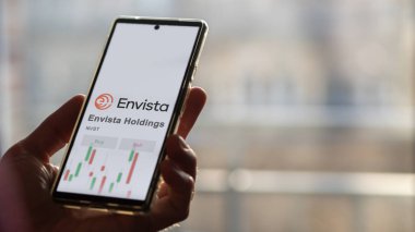 26 Mart 2024, Envista Holding 'in logosu salon binasının beyaz bir duvarında, NVST markası..