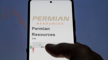 26 Mart 2024, Permian Resources logosu bir salon binasının beyaz duvarında, kapalı alan halkla ilişkiler markası..