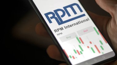 26 Mart 2024, RPM International 'ın logosu bir salon binasının beyaz duvarında..