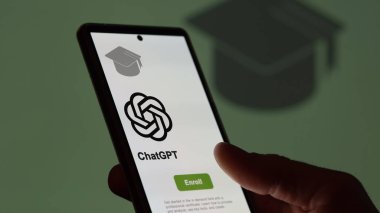 24 Mart 2024. Öğrenci bir telefon üzerinden ChatGPT programına kaydoluyor, e-öğrenme yoluyla yapay zeka sertifikası