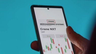 26 Mart 2024, Crane NXT logosu. Salon binasının beyaz bir duvarında. Kapalı alandaki CXT markası..