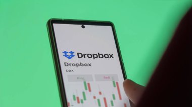 26 Mart 2024, DBX marka, beyaz bir duvardaki Dropbox logosu..