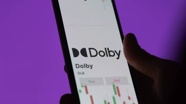 26 Mart 2024, Dolby 'nin logosu salon binasının beyaz bir duvarında, DLB markası..