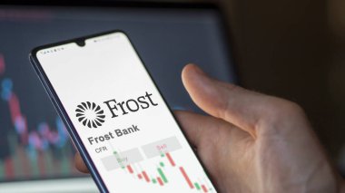 26 Mart 2024, Frost Bank 'ın logosu salon binasının beyaz bir duvarında, CFR markası..