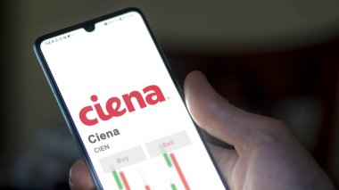 26 Mart 2024, Ciena 'nın logosu salon binasının beyaz bir duvarında..