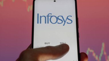 Bir yatırımcı ekrandaki şişirilmiş fonları analiz ediyor. Bir telefon Infosys fiyatlarını gösterir