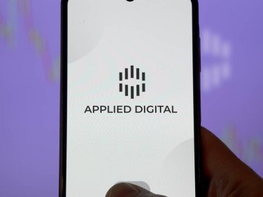 Telefondaki Uygulamalı Dijital Araca bakan bir mühendis