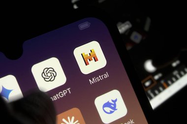 Mistral uygulamayı kapat Küçük 3 model SLM sohbet Al.