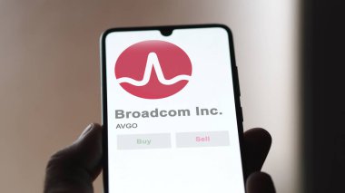 San Jose, Kaliforniya. Broadcom A.Ş. 'nin logosunu bir takas ekranında kapat. Broadcom Inc. Fiyat hisseleri, bir aygıtta $AVGO.