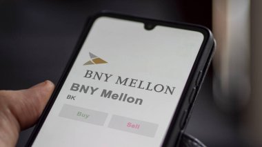 New York, New York. Değiş tokuş ekranındaki BNY Mellon logosuna yaklaş. BNY Mellon fiyat hisseleri, bir aygıt için BK $.
