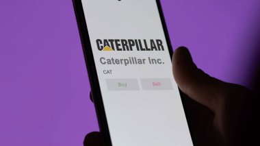 Irving, Teksas. Bir takas ekranındaki Tırtıl Şirketi 'nin logosuna yaklaş. Caterpillar Inc. Fiyat hisseleri, bir cihazda $CAT.