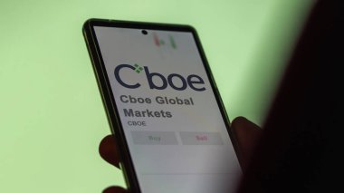 Chicago, Illinois. Değişim ekranındaki Cboe Global Market logosuna yaklaş. Cboe Global Market hisse senetleri, CBOE $bir aygıt üzerinde.