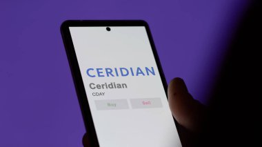 Minneapolis, Minnesota. Takas ekranındaki Ceridian logosuna yaklaş. Ceridian hisse senetleri, cihaza Cday $.