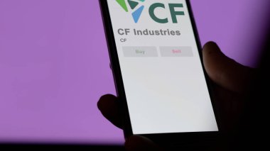 Deerfield, Illinois 'de. Değiş tokuş ekranındaki CF Endüstri logosuna yaklaş. CF Endüstri hisse senedi fiyatları, cihazda CF $.
