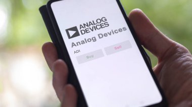 Wilmington, Massachusetts. Bir takas ekranındaki Analog Aygıtlarının logosuna yaklaş. Analog Aygıtları fiyat hisseleri, bir aygıt üzerinde ADI $.