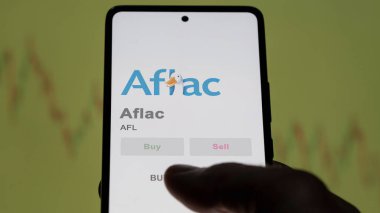 Columbus, Georgia 'da. Değiş tokuş ekranındaki Aflac logosuna yaklaş. Aflac hisse senetleri, bir cihazda AFL $.