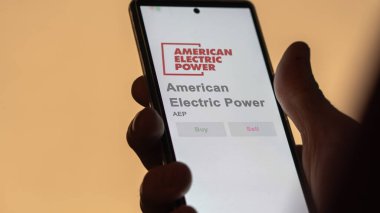 Columbus, Ohio. Değiş tokuş ekranındaki Amerikan Elektrik Gücü logosuna yaklaş. Amerikan Elektrik Fiyat Hisseleri, bir cihaza AEP $.