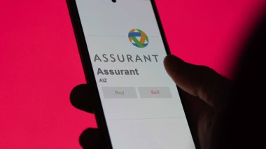 New York, New York. Takas ekranındaki Assurant logosuna yaklaş. Sigorta fiyatları, AIZ $bir aygıt üzerinde.