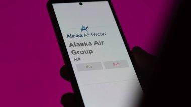 SeaTac, Washington. Bir değiş tokuş ekranında Alaska Hava Grubu 'nun logosuna yaklaş. Alaska Hava Grubu hisse senetleri, bir cihaza ALK $..
