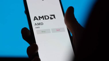 Santa Clara, Kaliforniya. Değiş tokuş ekranındaki AMD logosuna yaklaş. AMD hisse senetleri, cihaz için AMD $.