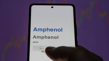 Wallingford, Connecticut 'ta. Değiş tokuş ekranındaki Amphenol logosuna yaklaş. Amphenol fiyat hisseleri, bir aygıt için APH $.