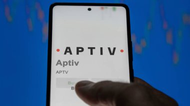 Dublin, İrlanda. Aptiv 'in logosuna yakın çekim yap. Uygun fiyat hisseleri, bir cihazda APTV $.