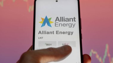 Madison, Wisconsin. Değiş tokuş ekranındaki Alliant Enerji logosuna yaklaş. Alliant Enerji Fiyat Hisseleri, Bir aygıt üzerinde LNT $.