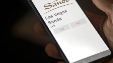Las Vegas, Nevada. Bir değiş tokuş ekranındaki Las Vegas Sands logosuna yaklaş. Las Vegas Sands hisse senedi fiyatları, bir cihazda LVS $.