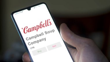 Camden, New Jersey 'de. Bir takas ekranında Campbell Çorba Şirketi 'nin logosuna yaklaş. Campbell Çorba Şirketi hisse senetleri, bir cihazda CPB $.