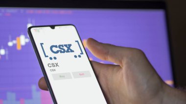 Jacksonville, Florida 'da. Değiş tokuş ekranındaki CSX logosuna yaklaş. CSX fiyat hisseleri, bir aygıt üzerinde $CSX.