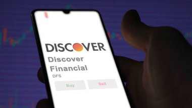 Riverwood, Illinois 'de. Discover Financial 'ın logosunu bir değiş tokuş ekranında kapatın. Finansal fiyat hisselerini keşfet, DFS $on a device.