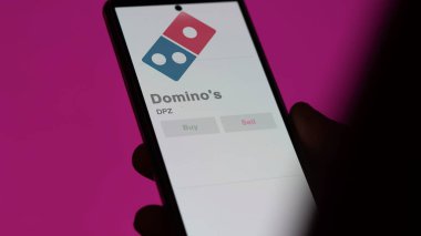 Ann Arbor, Michigan. Değiş tokuş ekranındaki Domino 'nun logosuna yaklaş. Domino 'nun hisse senetleri, cihaz için DPZ $.