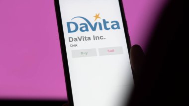 Denver, Colorado. Bir değiş tokuş ekranında DaVita A.Ş. 'nin logosuna yaklaş. DaVita Inc. Fiyat hisseleri, bir aygıtta DVA $.