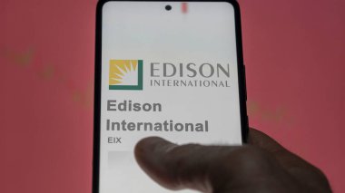 Rosemead, Kaliforniya. Edison International 'ın logosuna bir değiş tokuş ekranında yaklaş. Edison Uluslararası Fiyat Hisseleri, Bir aygıta EIX $.