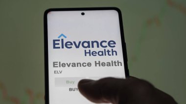 Indianapolis, Indiana. Takas ekranındaki Elevance Health logosuna yaklaş. Elevance Sağlık Fiyat Hisseleri, bir cihaza ELV $.