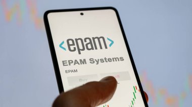 Newtown, Pennsylvania 'da. Bir değiş tokuş ekranındaki EPAM Sistemlerinin logosuna yaklaş. EPAM Sistemleri hisse senetleri, EPAM $bir aygıt üzerinde.