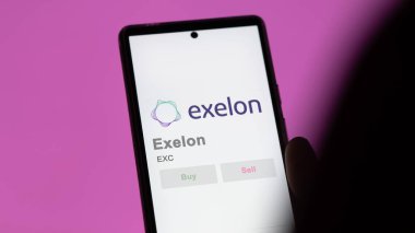 Chicago, Illinois. Exelon 'un logosuna yakın çekim yap. Exelon fiyat hisseleri, bir aygıt üzerinde EXC $.