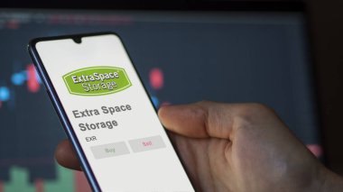 Salt Lake Şehri, Utah. Takas ekranındaki Extra Space Depo logosuna yaklaş. Ekstra Alan Depolama Fiyat Hisseleri, Bir aygıt üzerinde EXR $.