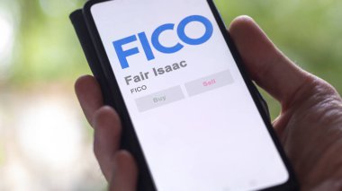 Bozeman, Montana 'da. Bir değiş tokuş ekranında Adil Isaac 'in logosuna yaklaş. Adil Isaac hisse senetleri, bir cihazda FICO $.