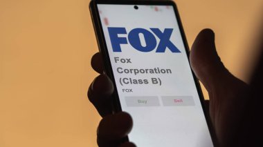 New York, New York. Fox Corporation 'ın (B sınıfı) logosuna bir takas ekranında yaklaş. Fox Corporation (B sınıfı) fiyat hisseleri, bir aygıt üzerinde FOX $.