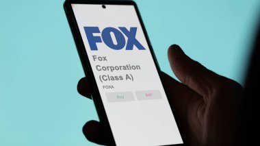 New York, New York. Fox Corporation 'ın (A sınıfı) logosuna bir takas ekranında yaklaş. Fox Corporation (A sınıfı) hisse senetleri, bir cihaza FOXA $.