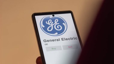 Boston, Massachusetts. Değiş tokuş ekranındaki General Electric logosuna yaklaş. General Electric hisse senetleri, bir cihazda GE $.