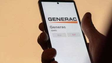 Waukesha, Wisconsin. Değiş tokuş ekranındaki Generac logosuna yaklaş. Jenerasyon fiyat hisseleri, bir cihazda GNRC $.
