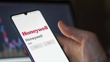 Charlotte, Kuzey Carolina. Bir değiş tokuş ekranındaki Honeywell logosuna yaklaş. Honeywell hisse senetleri, bir cihaz için HON $.