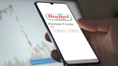 Austin, Minnesota. Bir değiş tokuş ekranındaki Hormel Gıda logosuna yaklaş. Hormel Gıda hisse senedi fiyatları, bir cihazda HRL $.